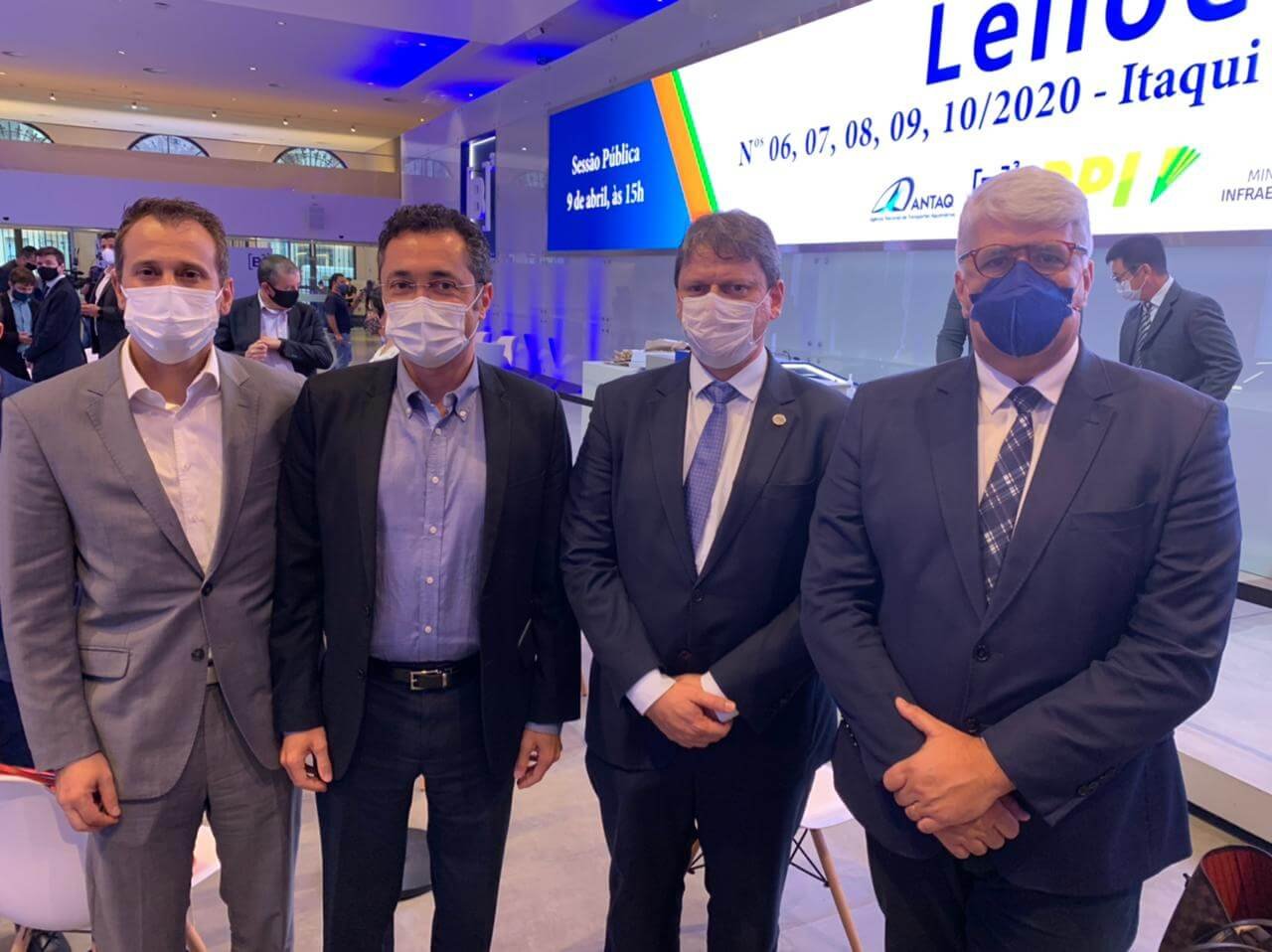 Marcelo Lucietto (Diretor Jurídico da CMPC Brasil), Mauricio Harger (diretor-geral da CMPC no Brasil), Tarcísio Gomes de Freitas (Ministro da Infraestrutura) e Fernando Estima (diretor-superintendente do Porto do Rio Grande)